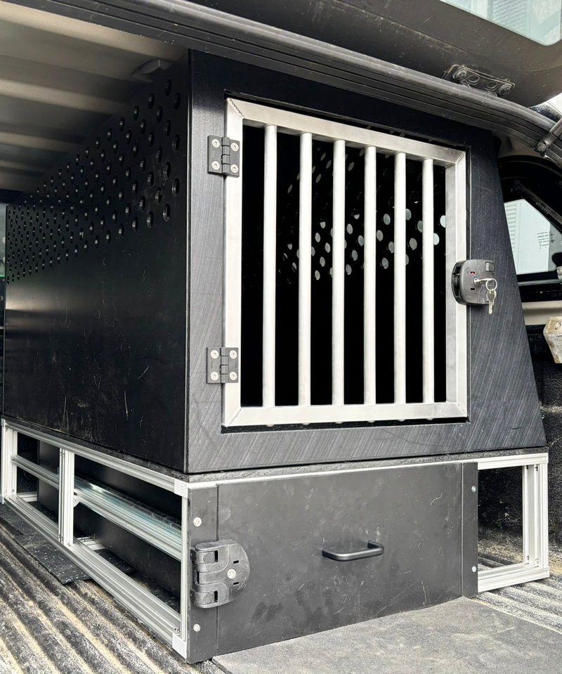 cage pour chien dans une voiture avec tiroir